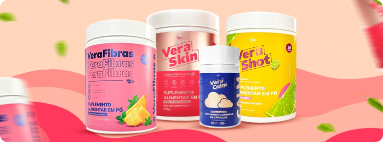 Miga, você já parou para pensar em como as vitaminas podem transformar sua saúde e bem-estar? Na Hey Vera!, acreditamos no poder dos ingredientes naturais para promover uma vida mais saudável e equilibrada. Nossos produtos são formulados com vitaminas essenciais que atuam diretamente no seu corpo, trazendo benefícios significativos para a sua rotina diária. Vamos entender como as vitaminas presentes nos produtos Hey Vera! podem fazer a diferença na sua vida. Energia Renovada com VeraShot O VeraShot é um suplemento poderoso que combina vitaminas do complexo B, incluindo B1 (tiamina) e B6 (piridoxina), além de outros nutrientes essenciais. Miga, se você se sente cansada e sem disposição, o VeraShot pode ser seu melhor amigo! Vitamina B1 (Tiamina): A tiamina é fundamental para a conversão de carboidratos em energia, garantindo que você se mantenha ativa e cheia de disposição ao longo do dia. Ela ajuda a transformar o que você come em combustível, para que você possa enfrentar todas as tarefas diárias com energia renovada. Vitamina B6 (Piridoxina): A piridoxina é essencial para a produção de neurotransmissores como a serotonina e a dopamina, que são responsáveis por regular o humor e combater o cansaço. Isso significa que, além de mais energia, você também terá um humor melhor e menos estresse. Sono Tranquilo com VeraCalm Se você sofre de insônia ou ansiedade, o VeraCalm é a solução ideal. Este suplemento contém uma combinação única de magnésio, triptofano e melatonina. O magnésio é conhecido por suas propriedades relaxantes, ajudando a relaxar os músculos e reduzir o estresse, promovendo um sono mais tranquilo e reparador. O triptofano é um aminoácido essencial que se converte em serotonina, um neurotransmissor que regula o humor e facilita o sono. A melatonina, por sua vez, é um hormônio natural que regula o ciclo do sono-vigília, ajudando você a dormir melhor e acordar revigorada. Com o VeraCalm, você pode dizer adeus às noites em claro e acordar sentindo-se descansada e renovada. Pele, Cabelo e Unhas Saudáveis com VeraSkin O VeraSkin é um verdadeiro aliado da beleza. Este suplemento contém uma fórmula rica em peptídeos de colágeno, ácido hialurônico, vitamina C, zinco e biotina, que cuidam da sua pele, cabelo e unhas de dentro para fora. Os peptídeos de colágeno fortalecem os fios de cabelo e melhoram a elasticidade da pele, deixando-a mais firme e jovem. O ácido hialurônico proporciona hidratação profunda, prevenindo o ressecamento e as rugas. A vitamina C é essencial para a produção de colágeno, além de atuar como um potente antioxidante que protege a pele dos danos causados pelos radicais livres. O zinco é fundamental para a regeneração celular e a saúde do sistema imunológico, enquanto a biotina fortalece as unhas e dá brilho ao cabelo. Com VeraSkin, você diz adeus à queda de cabelo e às unhas quebradiças, revelando uma beleza radiante e natural. Saúde Digestiva com VeraFibras Manter o sistema digestivo saudável é essencial para o bem-estar geral, e o VeraFibras está aqui para ajudar. Este suplemento contém fibras naturais e prebióticos que melhoram a saúde intestinal, facilitam a digestão e a absorção de nutrientes. As fibras ajudam a regular o trânsito intestinal, prevenindo a constipação e promovendo a regularidade. Os prebióticos alimentam as boas bactérias do intestino, fortalecendo a microbiota intestinal e melhorando a imunidade. Um sistema digestivo saudável reflete diretamente na sua energia e disposição, além de contribuir para uma pele mais bonita e saudável. Imunidade Fortalecida com o VeraShot Além de fornecer energia, o VeraShot também fortalece sua imunidade. As vitaminas do complexo B, combinadas com outros nutrientes presentes na fórmula, ajudam a manter o sistema imunológico forte e resistente. Isso significa menos resfriados, menos infecções e uma saúde geral mais robusta. A combinação de vitaminas e minerais no VeraShot trabalha em sinergia para garantir que seu corpo esteja preparado para enfrentar qualquer desafio, mantendo você saudável e protegida. Produtos Práticos para Rotinas Agitadas Miga, sabemos que a vida moderna é corrida e, muitas vezes, falta tempo para cuidar de nós mesmas. Entre trabalho, estudos, família e tantas outras responsabilidades, encontrar tempo para cuidar da saúde e da beleza pode parecer impossível. A Hey Vera! entende essa realidade e desenvolveu produtos que são práticos e eficazes, ideais para mulheres que têm uma rotina agitada. Nossos suplementos são formulados para serem facilmente integrados ao seu dia a dia. Com apenas uma dose diária, você pode garantir que está recebendo as vitaminas e nutrientes necessários para se manter saudável e bonita. Não é preciso investir horas em rotinas complicadas de cuidados; com os produtos Hey Vera!, você pode obter resultados visíveis e duradouros de maneira prática e eficiente. Os produtos Hey Vera! são tudo o que você precisa para transformar sua rotina de cuidados. Desde aumentar sua energia e melhorar o sono, até fortalecer sua imunidade e cuidar da beleza da pele, cabelo e unhas, nossos suplementos oferecem uma solução completa para quem busca viver de forma mais saudável e equilibrada. Entre no nosso site hoje mesmo e experimente os benefícios das vitaminas Hey Vera! e sinta a diferença em sua vida. Aproveite o nosso cupom de primeira compra e garanta 10% de desconto em qualquer produto Hey Vera!